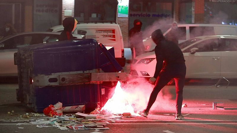 14 horas informativos Fin de semana - Disturbios violentos contra el toque de queda con incendio de contenedores, detenciones y heridos - Escuchar ahora