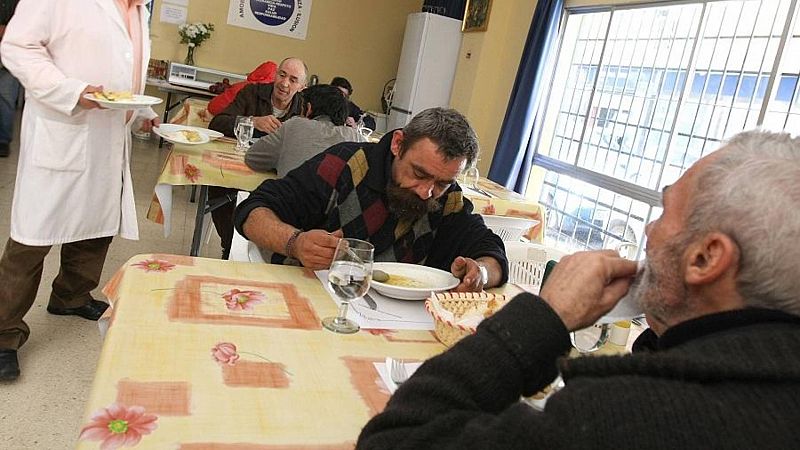 España a las 8 Fin de Semana - Los comedores sociales se ven desbordados por el aumento de familias que necesitan ayuda - Escuchar ahora