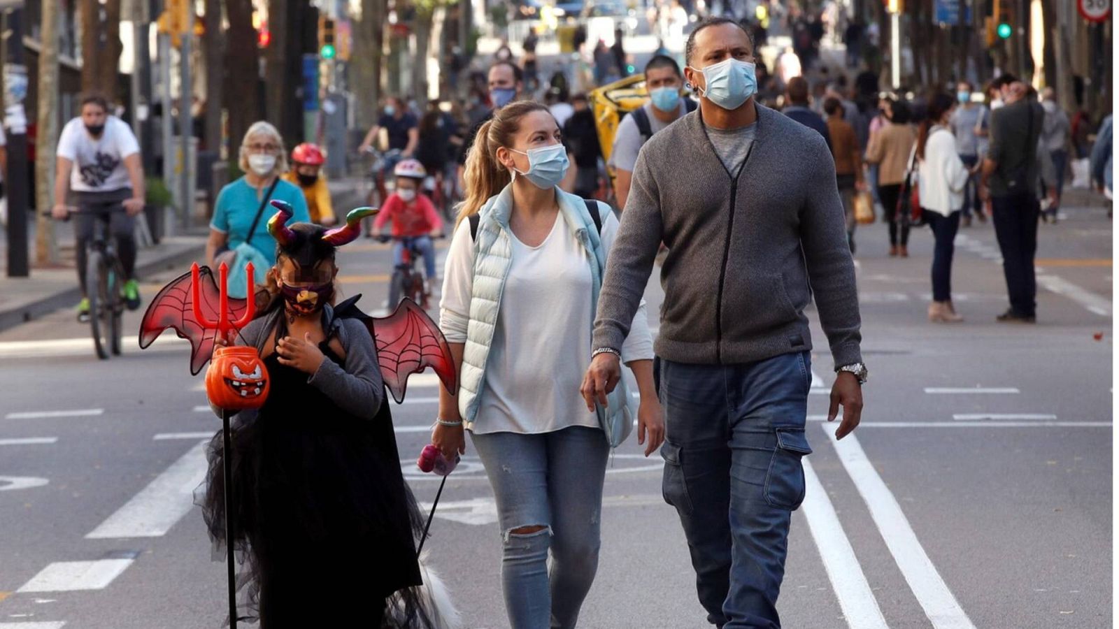 20 horas informativos Fin de semana - Cataluña: Las autoridades sanitarias podrían pedir el confinamiento domiciliario si no bajan los contagios - Escuchar ahora 