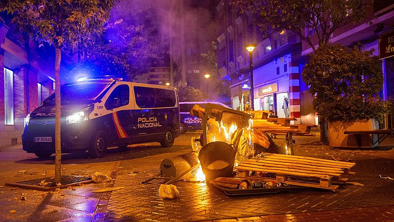 España a las 8 Fin de Semana - Nueva noche de disturbios en varias comunidades en protestas contra el toque de queda - Escuchar ahora