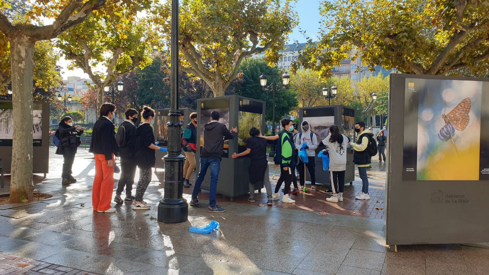 14 horas informativos Fin de semana - Sánchez elogia a los jóvenes de La Rioja que han limpiado los destrozos de los incidentes: "Nuestro país es esto" - Escuchar ahora 