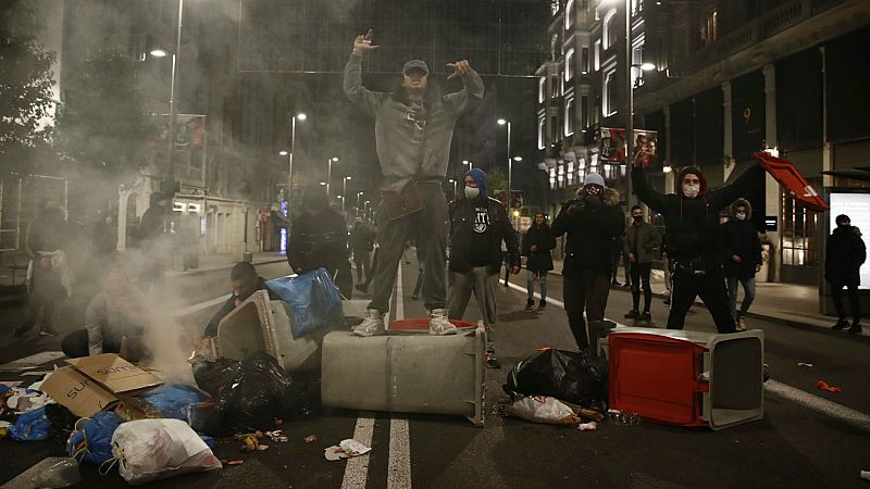14 horas - La Policía atribuye los disturbios a jóvenes radicales sin ideología común "que buscan violencia gratuita" - Escuchar ahora