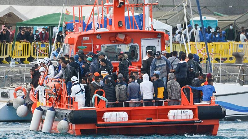 20 horas informativos Fin de semana - Protestas vecinales en Mogan para que se ubique adecuademante a los migrantes hacinados - Escuchar ahora