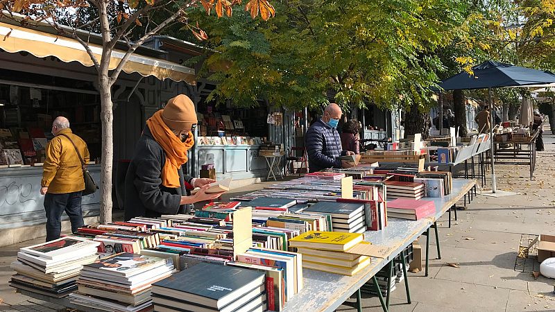 Más cerca - Libreros por un día en la Cuesta de Moyano - Escuchar ahora