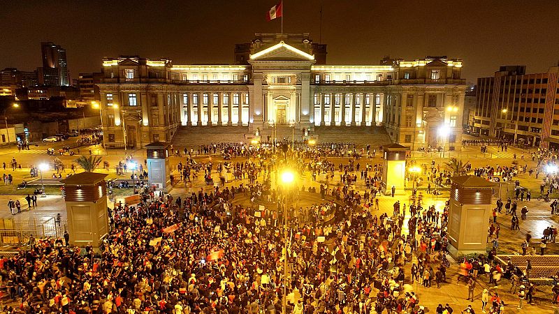 España a las 8 Fin de Semana - Perú se moviliza contra Merino: "Debemos exigir la renuncia del presidente y su gabinete" - Escuchar ahora