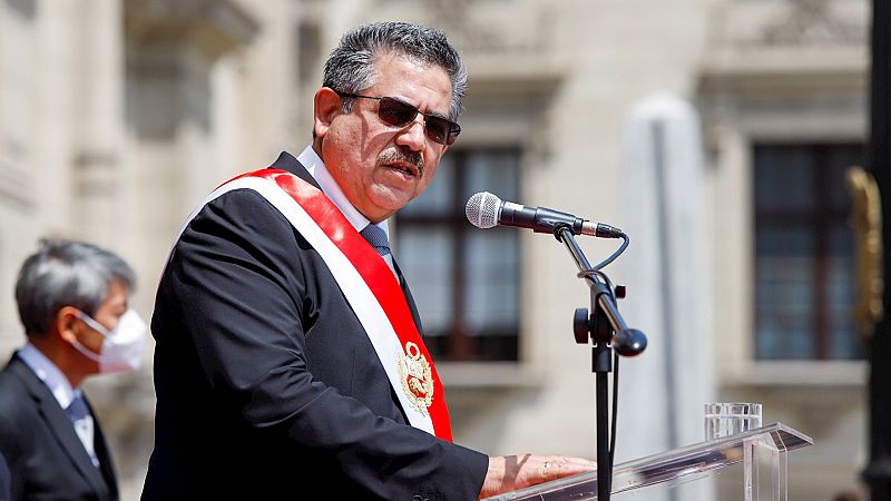 Boletines RNE - Merino anuncia su dimisión "irrevocable" como presidente interino de Perú - Escuchar ahora