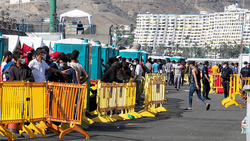 24 horas - Unas 300 personas son trasladadas del muelle de Arguineguín a instalaciones acondicionadas para la acogida - Escuchar