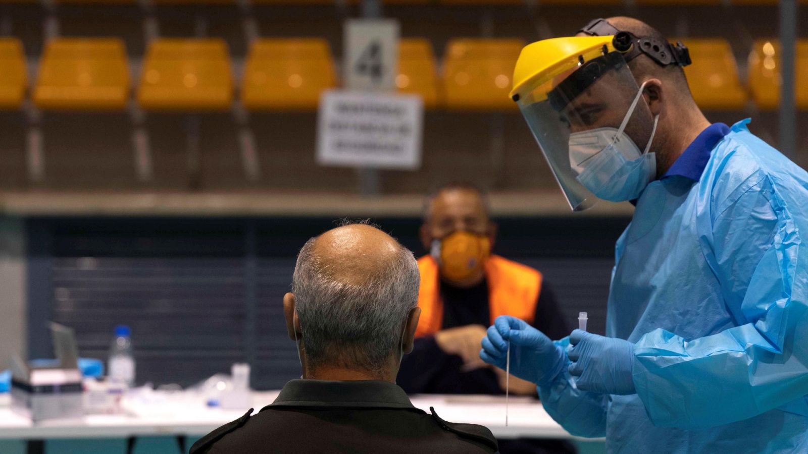 Boletines RNE - Descienden los contagios, pero aumenta la letalidad diaria de la COVID-19 en España - Escuchar ahora