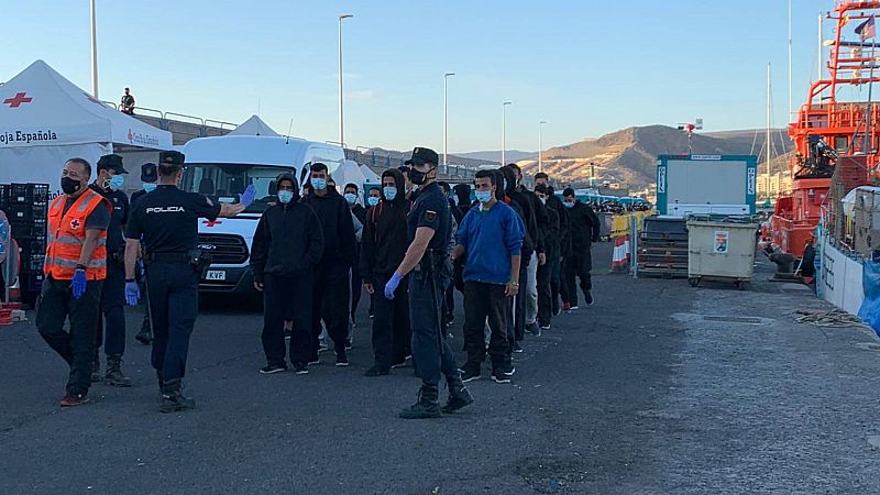 20 horas informativos Fin de semana - Respiro en Arguineguin con el traslado de inmigrantes, en el muelle solo quedan menos 700 de los 2.300 - Escuchar ahora