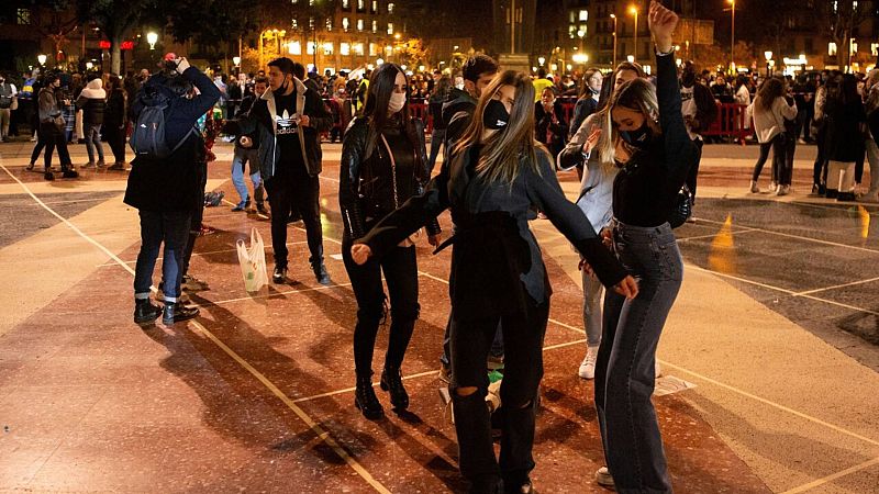 24 horas informativos fin de semana - El ocio nocturno convierte el cierre y la protesta en fiesta en la Plaza Cataluña - Escuchar ahora 