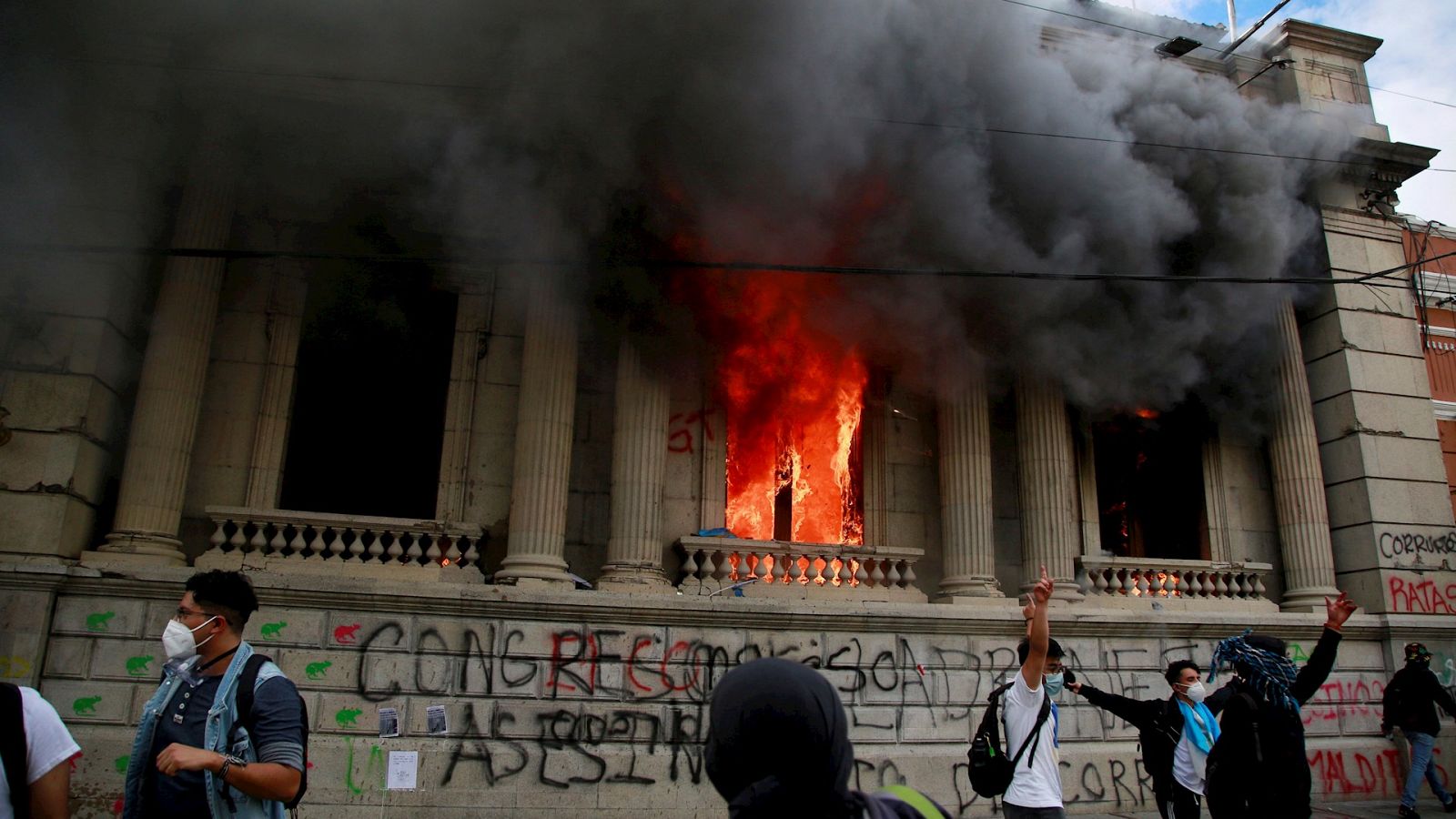 España a las 8 Fin de Semana - Cientos de manifestantes atacan el Congreso de Guatemala durante una protesta contra su presidente - Escuchar ahora