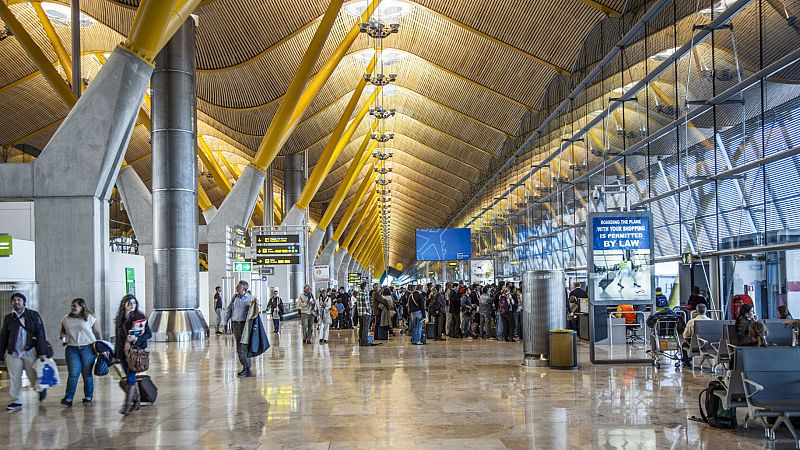 Boletines RNE - Sin problemas para los primeros viajeros que han llegado a Barajas - Escuchar ahora