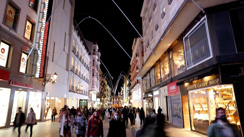 Boletines RNE - Plan del Gobierno para la Navidad: reuniones de seis personas y toque de queda de 01:00 a 06:00 el 24 y el 31 - Escuchar ahora