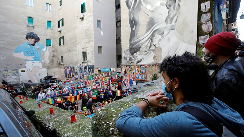 14 horas - El Nápoles más humilde recuerda a Maradona: "Nos dio el orgullo para ir por la calle con la cabeza alta" - Escuchar ahora