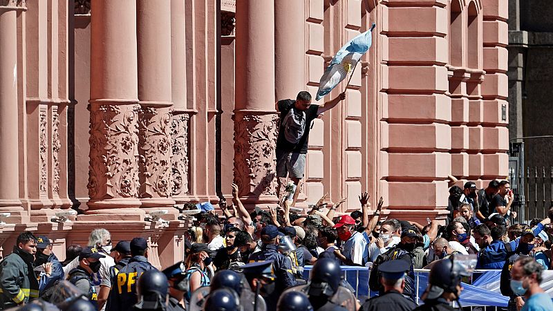 24 horas - Tensión a las puertas de la Casa Rosada ante el cierre de la capilla ardiente de Maradona - Escuchar ahora