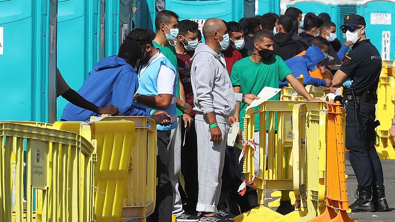  Boletines RNE - El Defensor del Pueblo pide el ¿cierre inmediato¿ del muelle de Arguineguín - Escuchar ahora