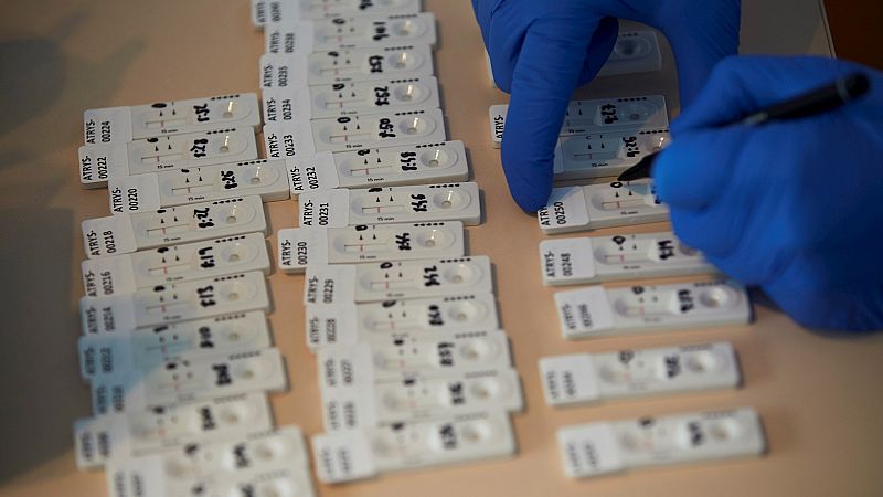 Las farmacias andaluzas tendrán test de coronavirus desde el 15 de diciembre - Escuchar ahora