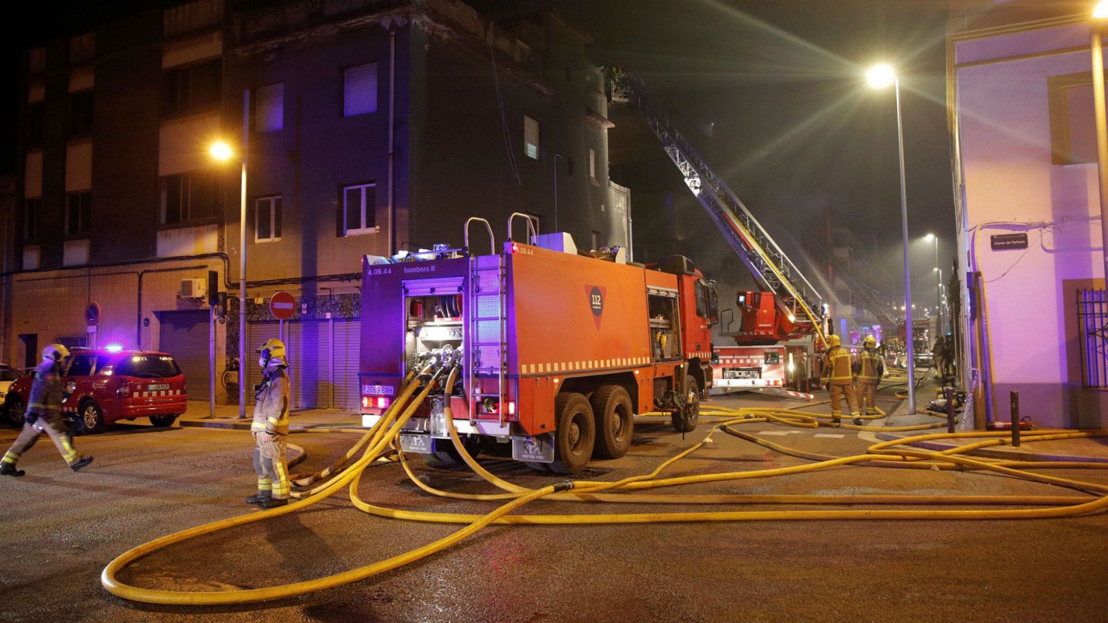 14 horas - Los bomberos encuentran una tercera víctima mortal en la nave incendiada en Badalona - Escuchar ahora