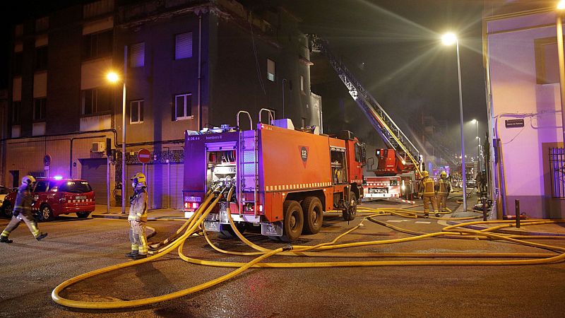 14 horas - Los bomberos encuentran una tercera víctima mortal en la nave incendiada en Badalona - Escuchar ahora