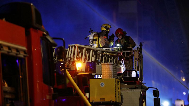 Las mañanas de RNE con Íñigo Alfonso - El riesgo de derrumbe complica el acceso de los bomberos a la nave incendiada en Badalona - Escuchar ahora