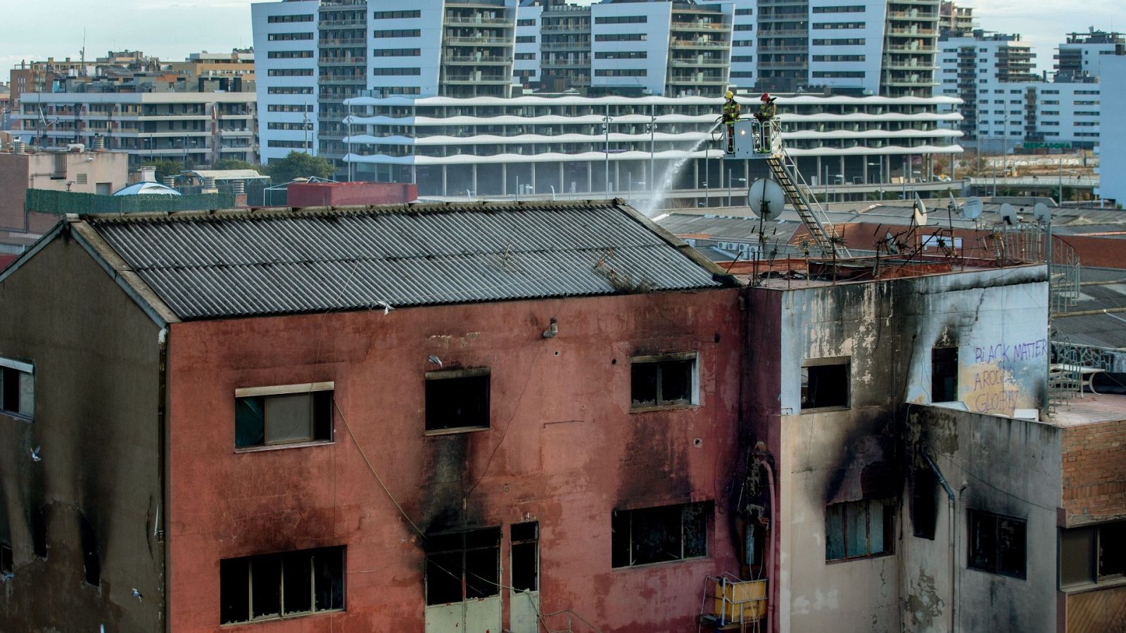 14 horas - Vecinos de Badalona denuncian la pasividad del ayuntamiento ante la situación de la nave: "Todo el mundo sabía lo que había allí" - Escucha ahora