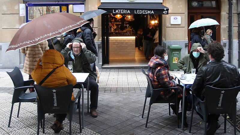 20 horas informativos Fin de semana - Comienza la relajación de medidas restrictivas en las  CCAA conforme se acerca la Navidad y la situación mejora - Escuchar ahora 