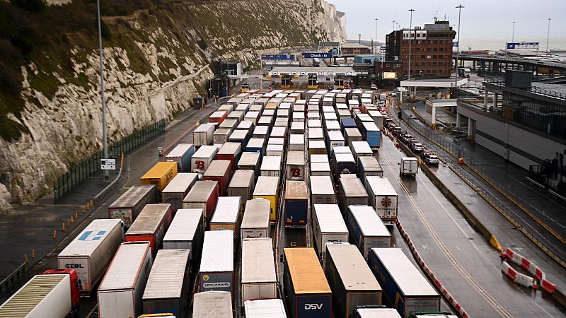 14 horas - Miles de camioneros "se quedan tirados" en Inglaterra tras el cierre del puerto de Dover - Escuchar ahora