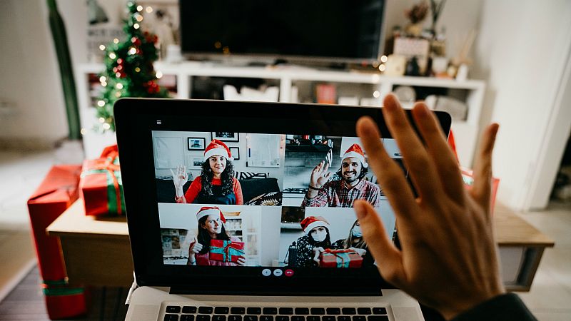 14 horas - Sillas vacías y pantallas sobre la mesa: españoles en el extranjero que no volverán a casa por Navidad - Escuchar ahora