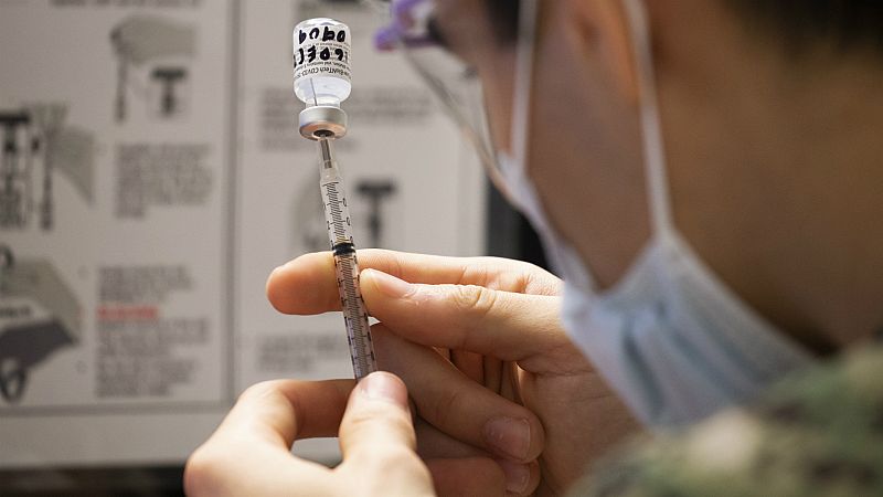 Boletines RNE -  Pfizer y BionTech prueban su vacuna contra la nueva cepa de la COVID - Escuchar ahora