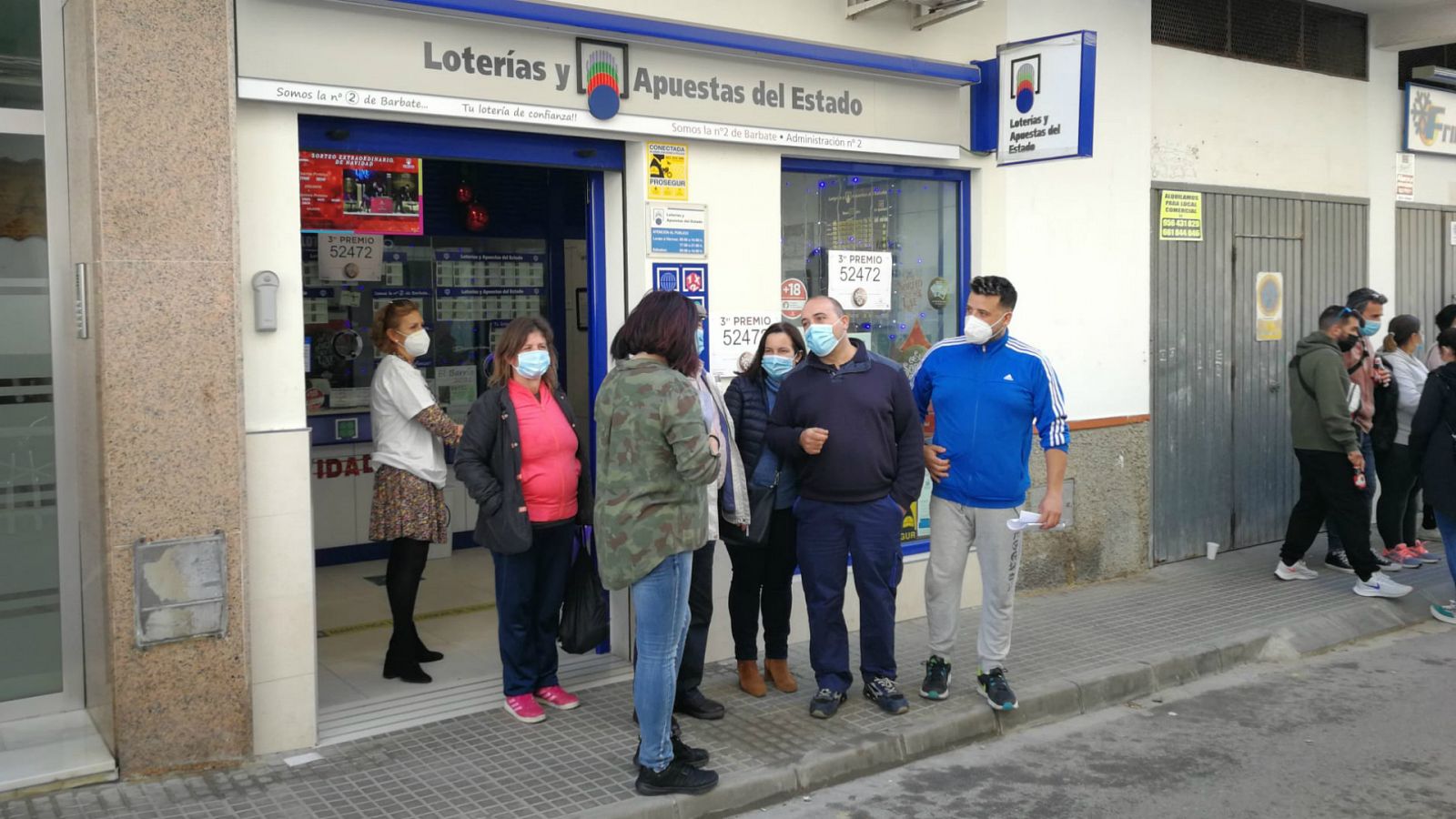 Especiales RNE - El tercer premio de la Lotería de Navidad, el 52.472, cae en peñas carnavalescas de Barbate y Chiclana - Escuchar ahora