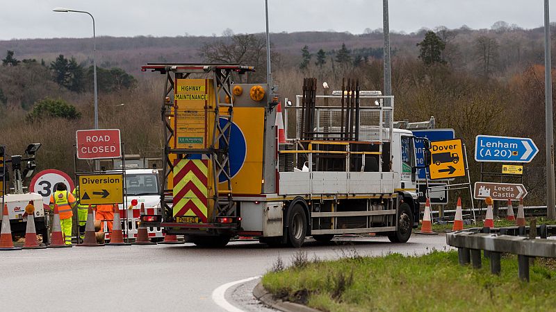 24 horas - Francia reabre sus fronteras y anuncia una solución inminente para los camioneros varados - Escuchar ahora