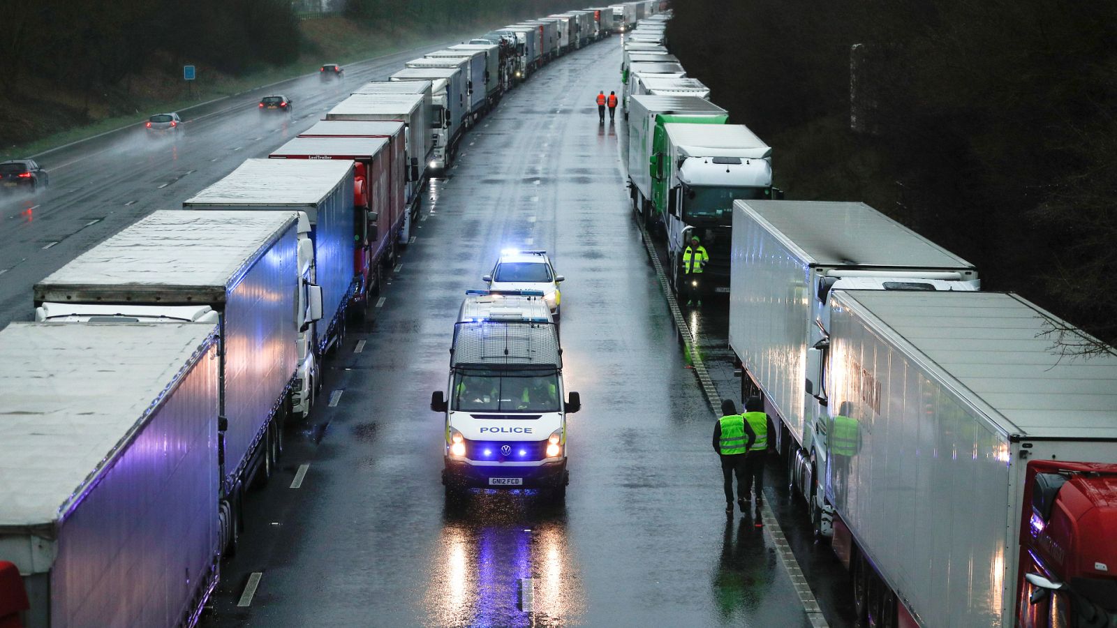 Miles de transportistas permanecen atrapados en Reino Unido