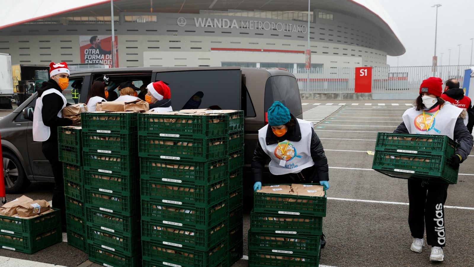 La ONG del chef José Andrés cocina 30.000 cenas de ...
