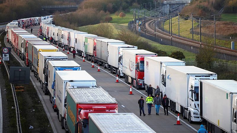 14 horas Fin de semana - Sin nochebuena quizá sin fin de año los camioneros siguen atrapados en Dover para ir a Europa - Escuchar ahora
