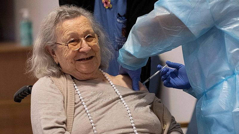 20 horas informativos Fin de semana - Los mayores residentes felices de recibir una vacuna con la que esperan que la covid se vaya - Escuchar ahora 