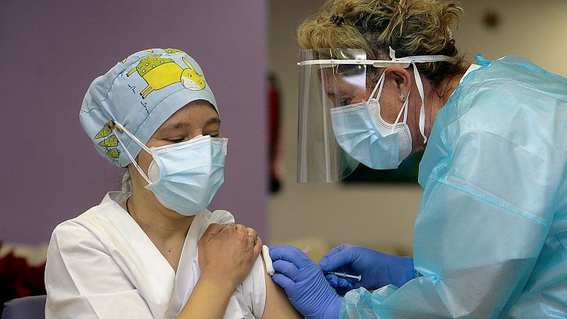 Las mañanas de RNE con Íñigo Alfonso - Mónica Tapias, la primera sanitaria vacunada contra la COVID-19: "Ha sido todo muy emocionante" - Escuchar ahora