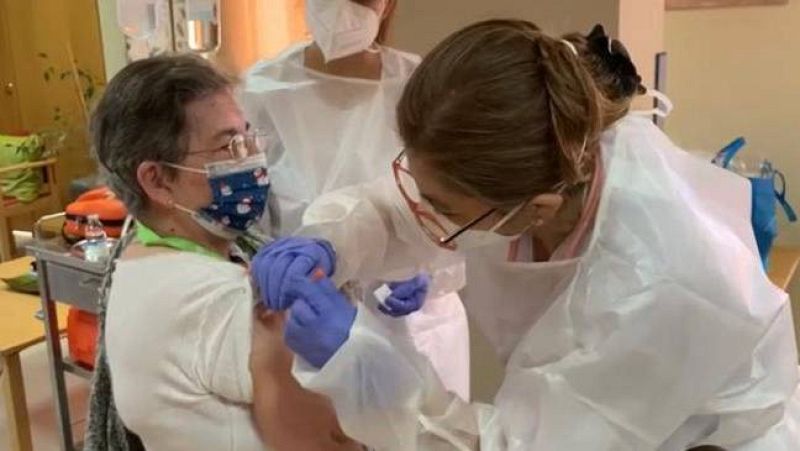  Boletines RNE - La vacunación en marcha: visitamos un centro de mayores en Alcalá de Henares - Escuchar ahora