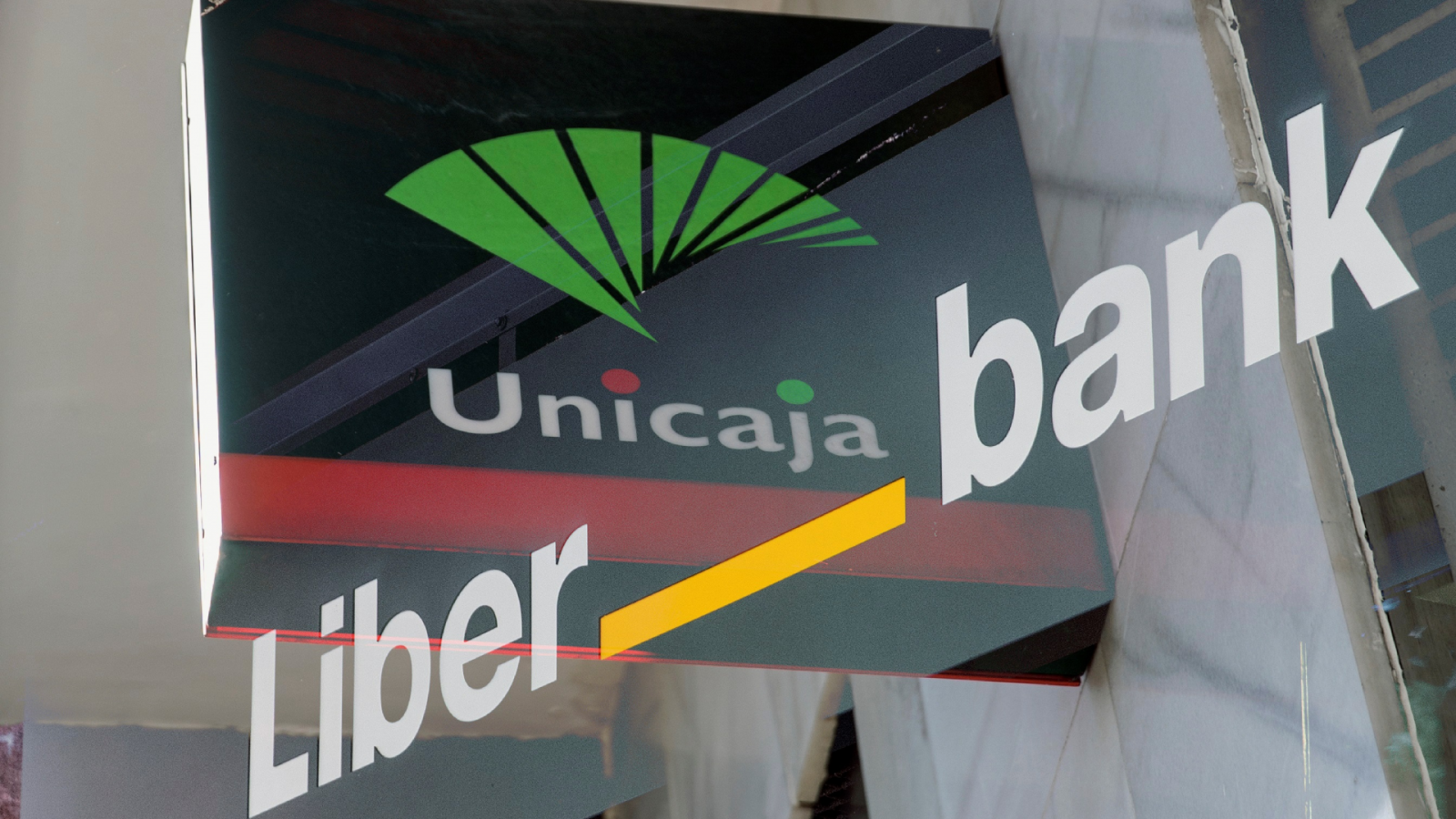 Boletines RNE - Los Consejos de Administración dan el visto bueno a la fusión de Unicaja y Liberbank - Escuchar ahora