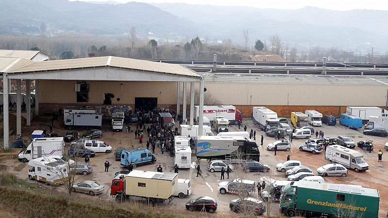 Boletines RNE - Los Mossos desalojan una macrofiesta ilegal en Llinars activa desde fin de año - Escuchar ahora