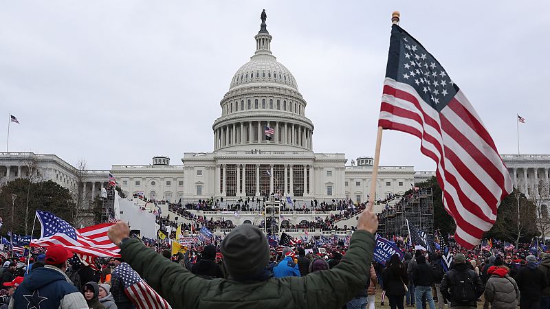 24 horas - Partidarios de Trump irrumpen en el Capitolio y detienen la ratificación de la victoria de Biden - Escuchar ahora