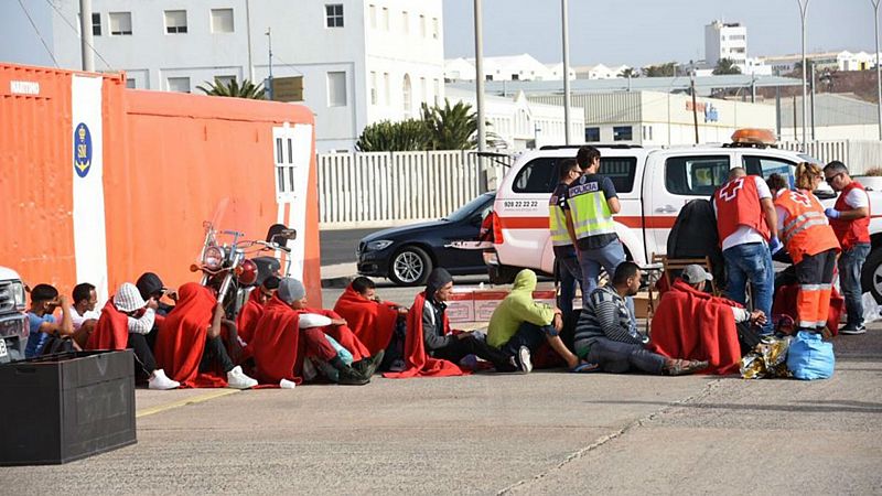  Boletines RNE - Salvamento Marítimo rescata a 100 personas inmigrantes cerca de Arguineguín - Escuchar ahora