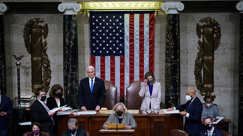  Boletines RNE - El Congreso de EE.UU ratifica la victoria de Biden tras el asalto al Capitolio de los seguidores de Trump - Escuchar ahora