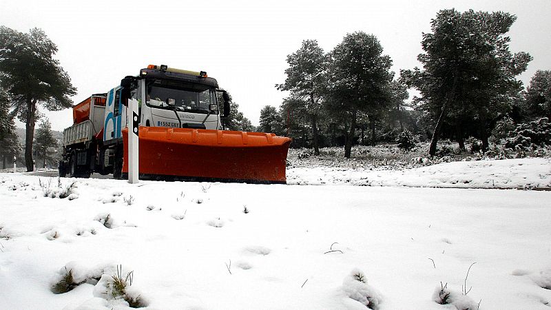  Las mañanas de RNE con Íñigo Alfonso - La DGT pide extremar la precaución por las fuertes nevadas - Escuchar ahora