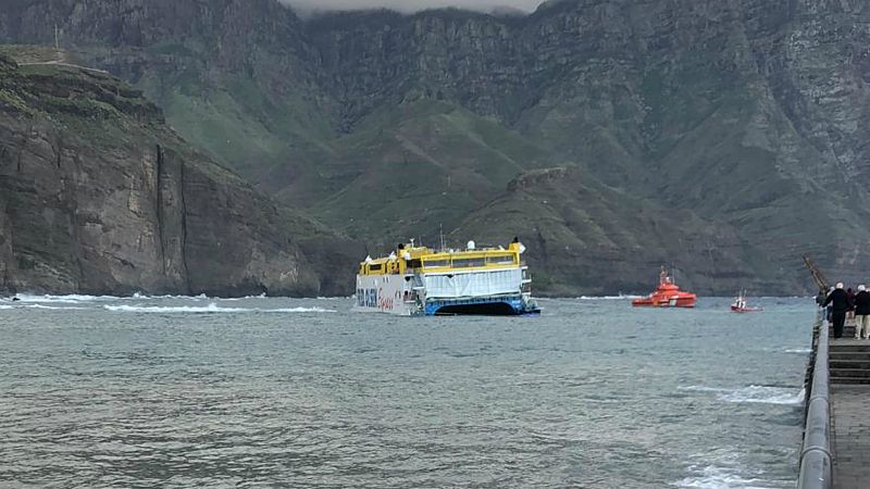  Más cerca - Dos remolcadores trabajan en el desencallamiento del ferry en Agaete (Gran Canaria)
