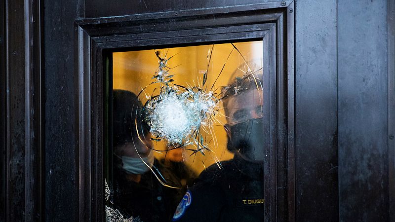  14 horas - Muere un policía del Capitolio herido durante el asalto por simpatizantes de Trump - Escuchar ahora