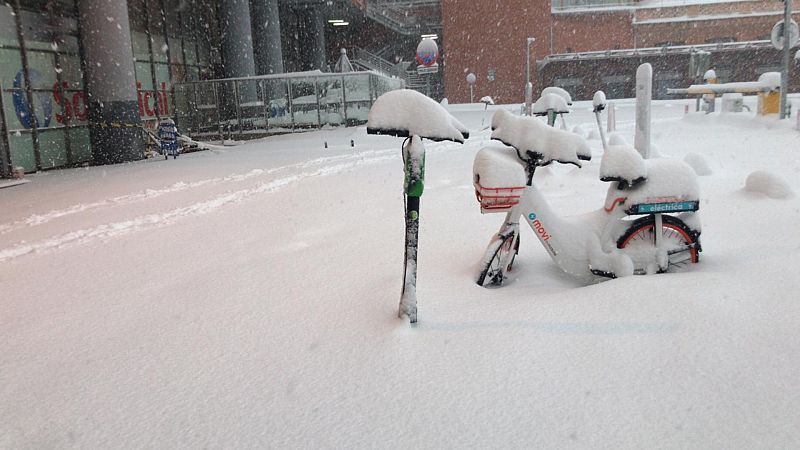 España a las 8 Fin de Semana - Madrid amanece colapsada por la nevada y sin Cercanías - Escuchar ahora