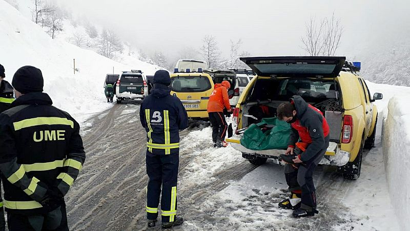 La UME despliega 147 efectivos para rescate de conductores España a las 8 Fin de Semana - La UME despliega 147 efectivos para el rescate de conductores en Madrid - Escuchar ahora