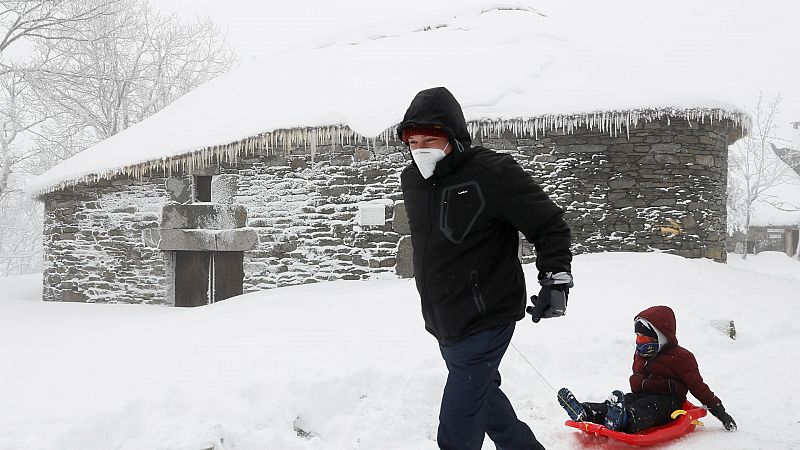 Boletines RNE - Madrid y Castilla - La Mancha suspenden las clases el lunes y martes por el temporal - Escuchar ahora