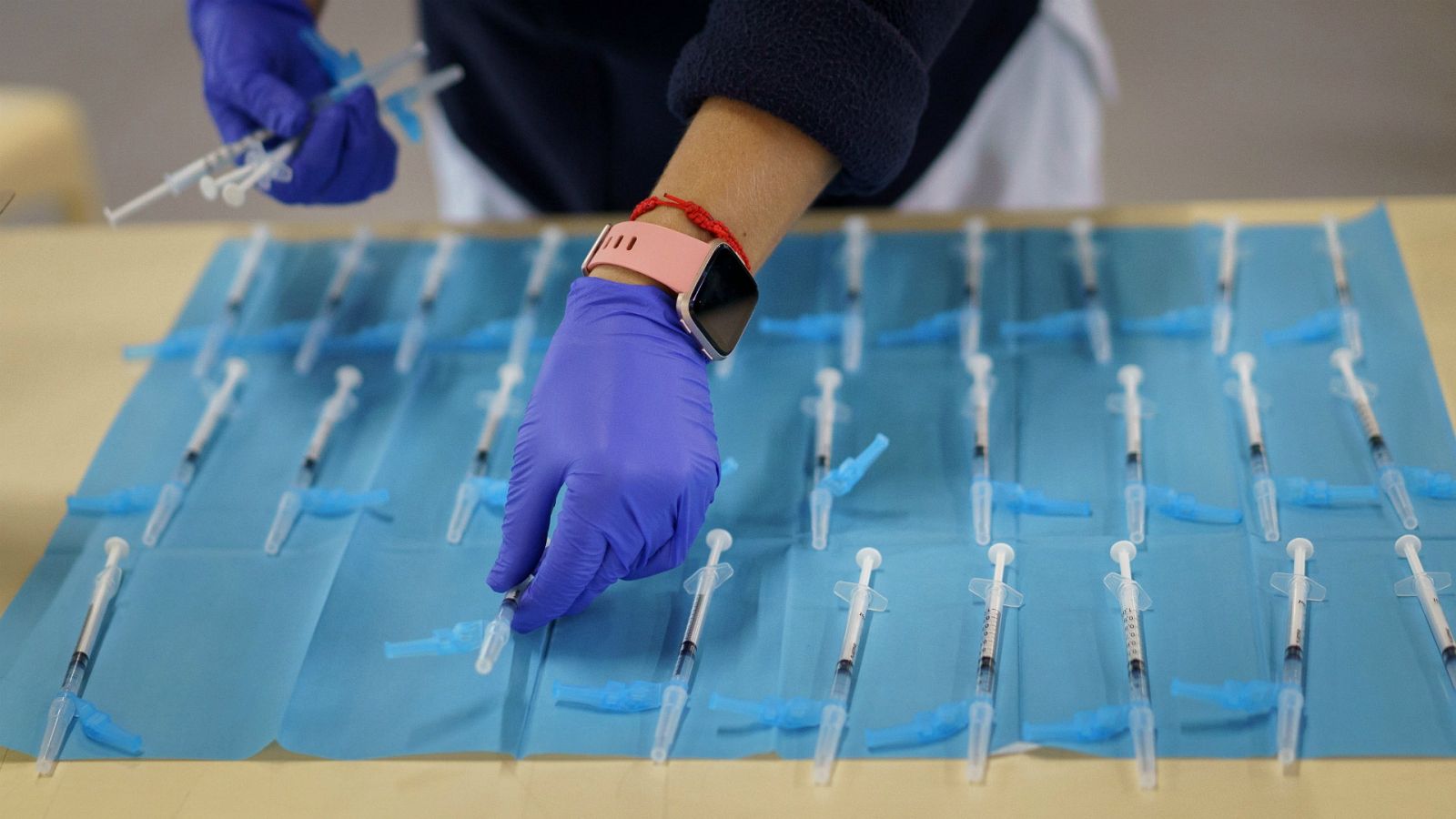  Las mañanas de RNE con Íñigo Alfonso - Las nuevas dosis de la vacuna aterrizan en Vitoria - Escuchar ahora