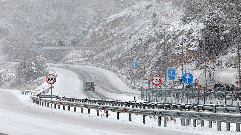 14 horas - Así están las carreteras tras el paso de Filomena: 140 vías continúan cortadas y en otras 300 se precisan cadenas - Escuchar ahora